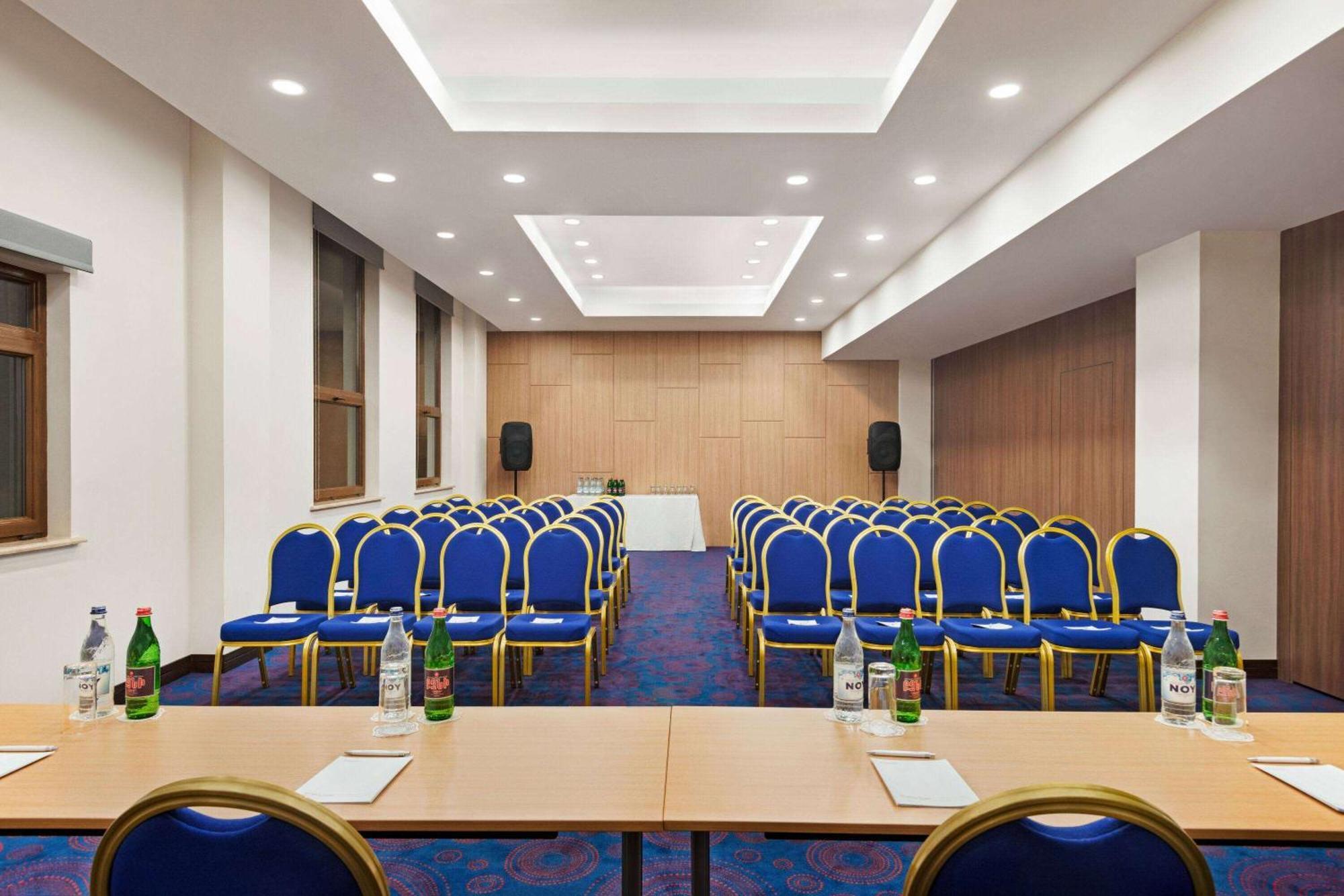 Ramada Hotel & Suites By Wyndham Erevan Esterno foto