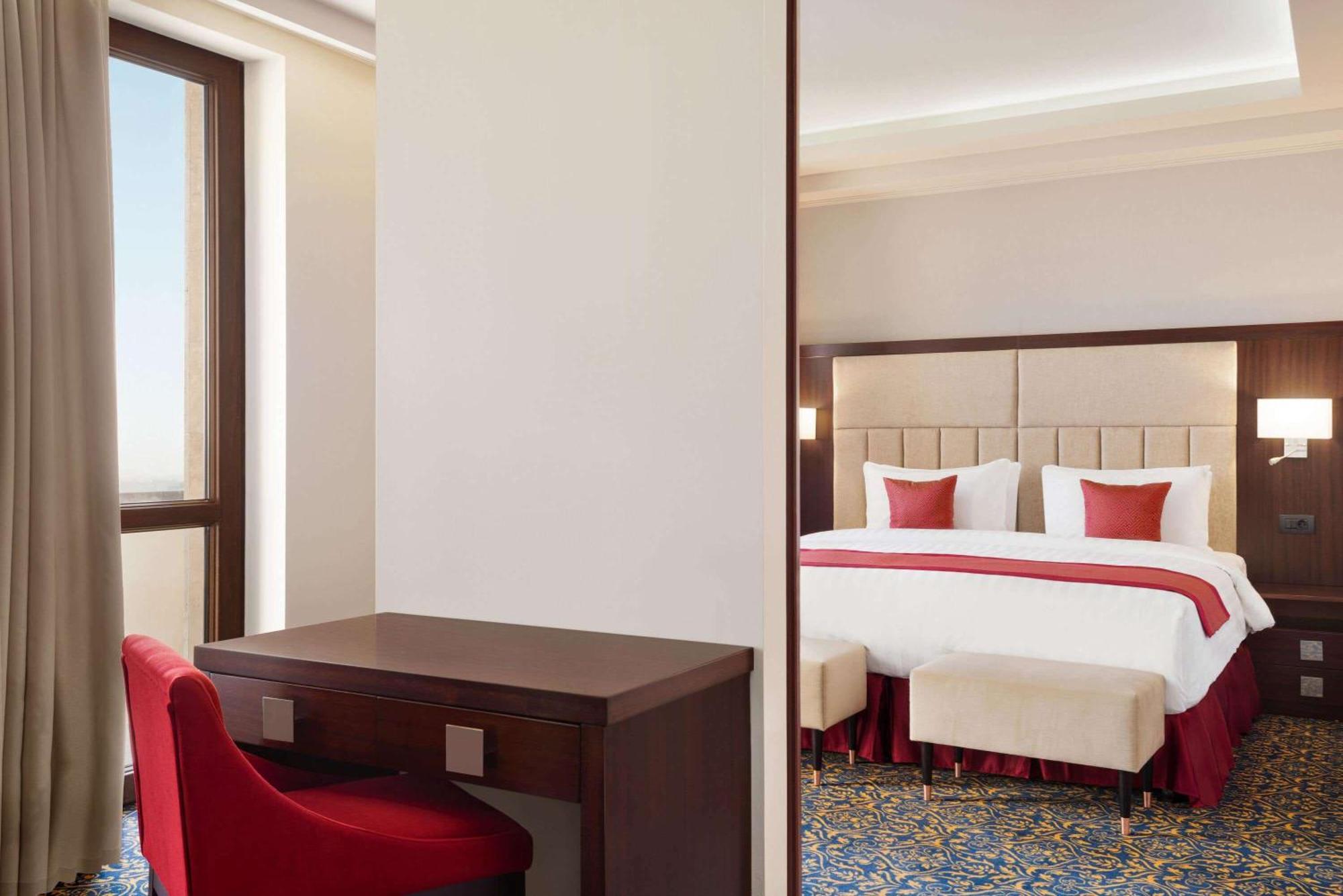 Ramada Hotel & Suites By Wyndham Erevan Esterno foto