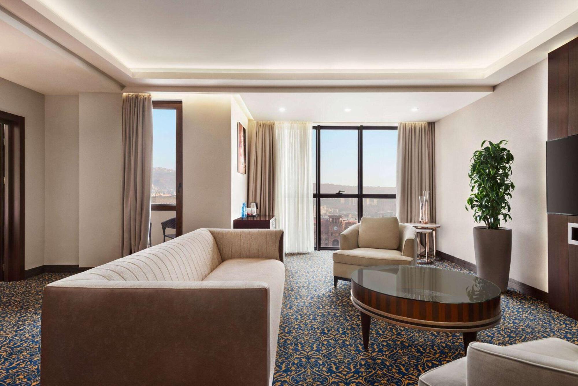 Ramada Hotel & Suites By Wyndham Erevan Esterno foto