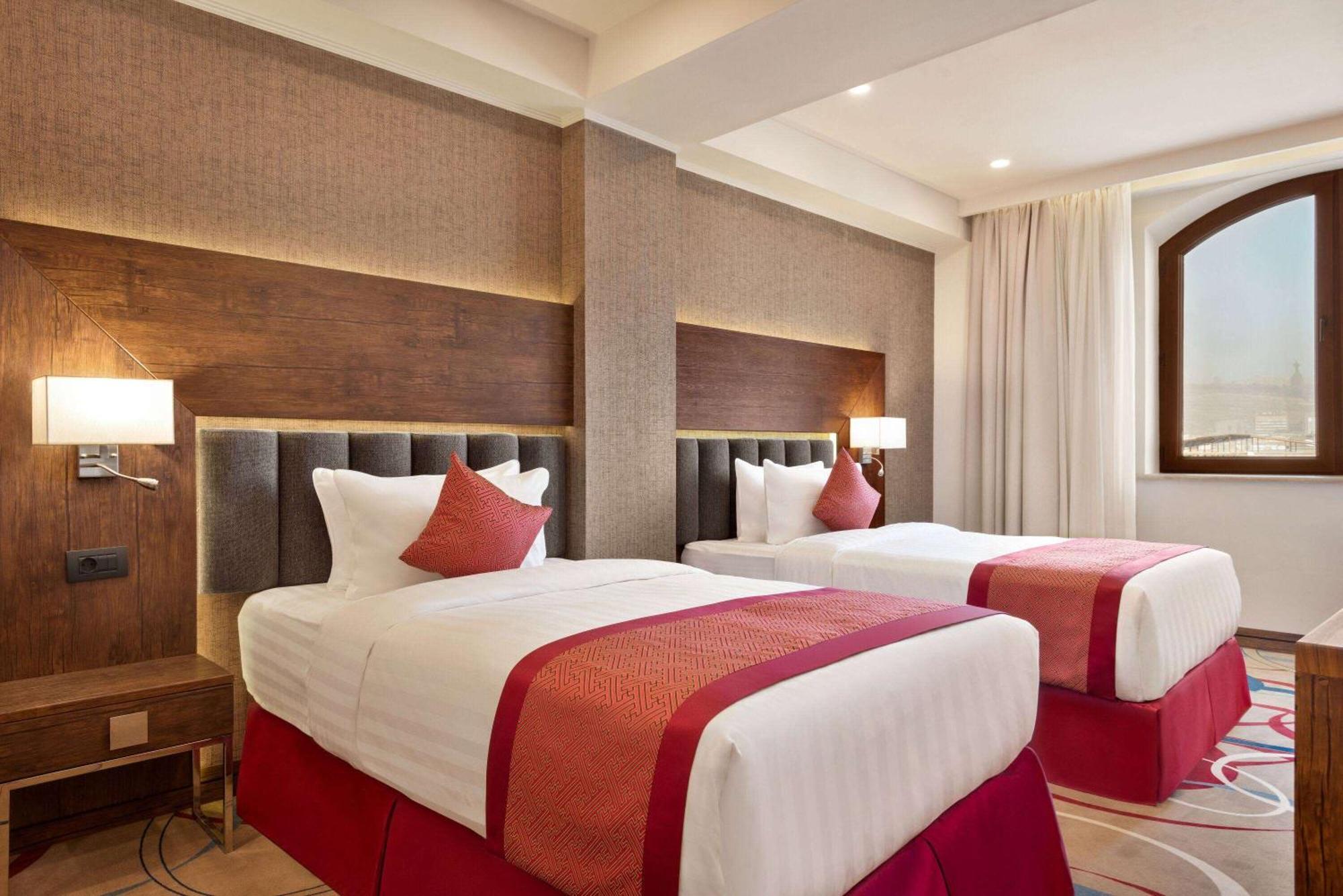 Ramada Hotel & Suites By Wyndham Erevan Esterno foto