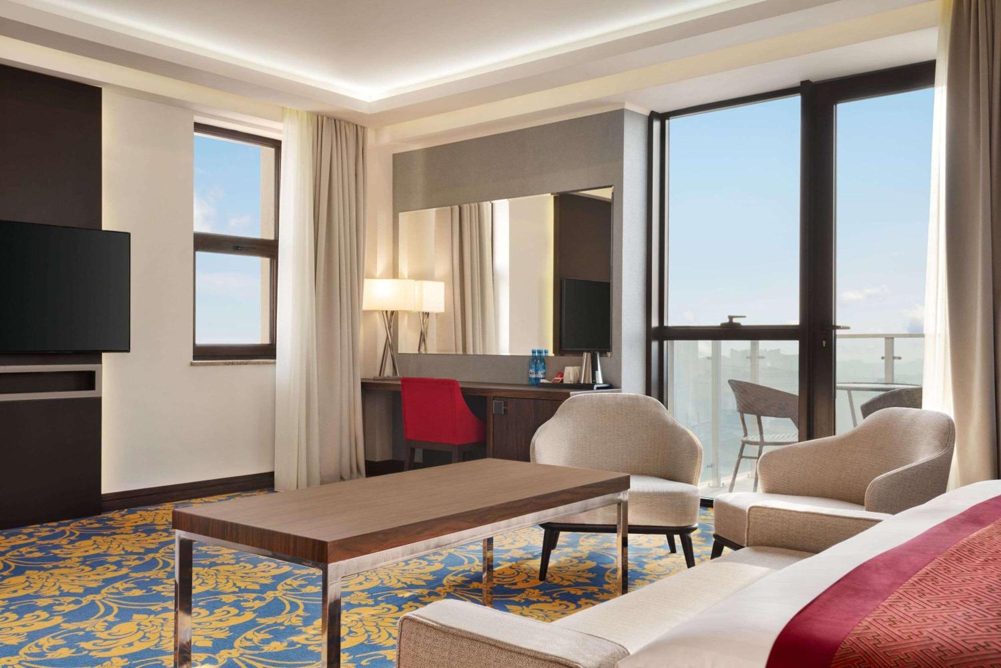 Ramada Hotel & Suites By Wyndham Erevan Esterno foto