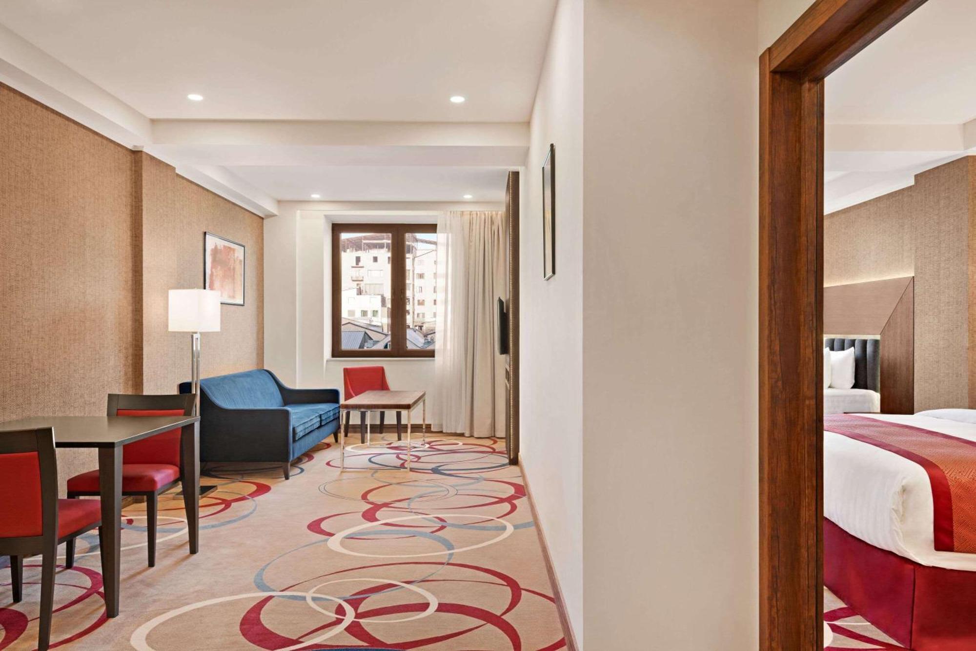 Ramada Hotel & Suites By Wyndham Erevan Esterno foto