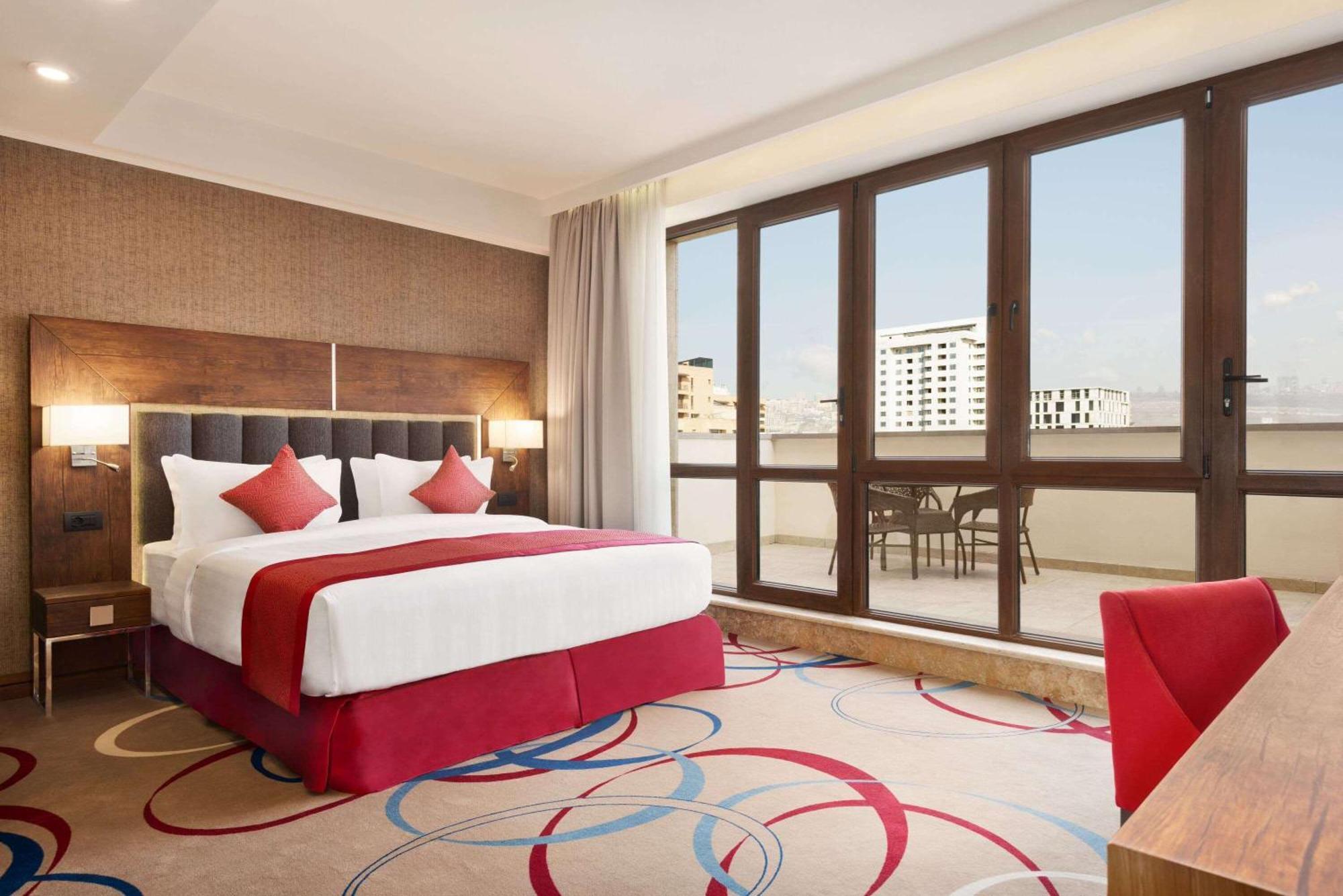 Ramada Hotel & Suites By Wyndham Erevan Esterno foto