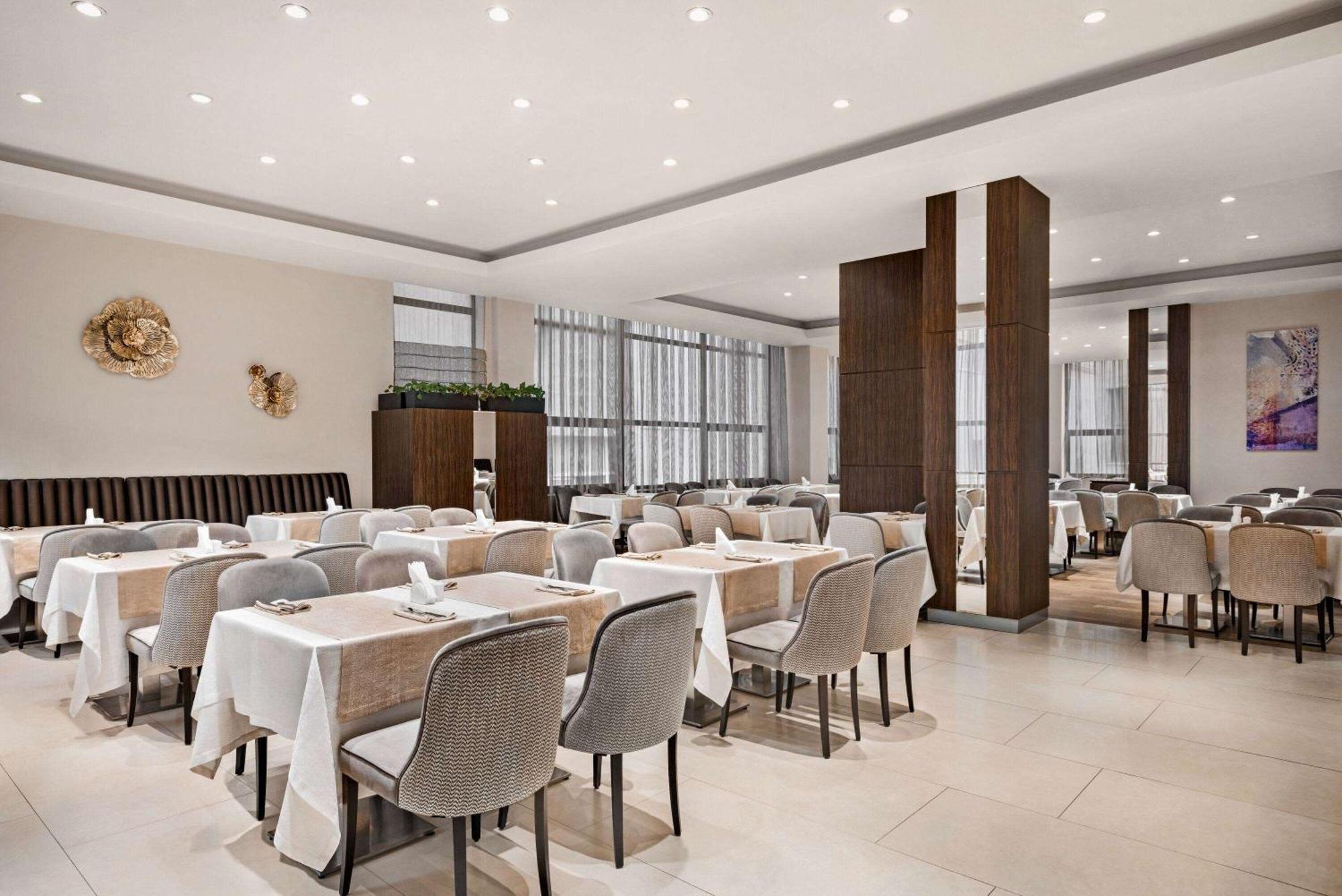 Ramada Hotel & Suites By Wyndham Erevan Esterno foto