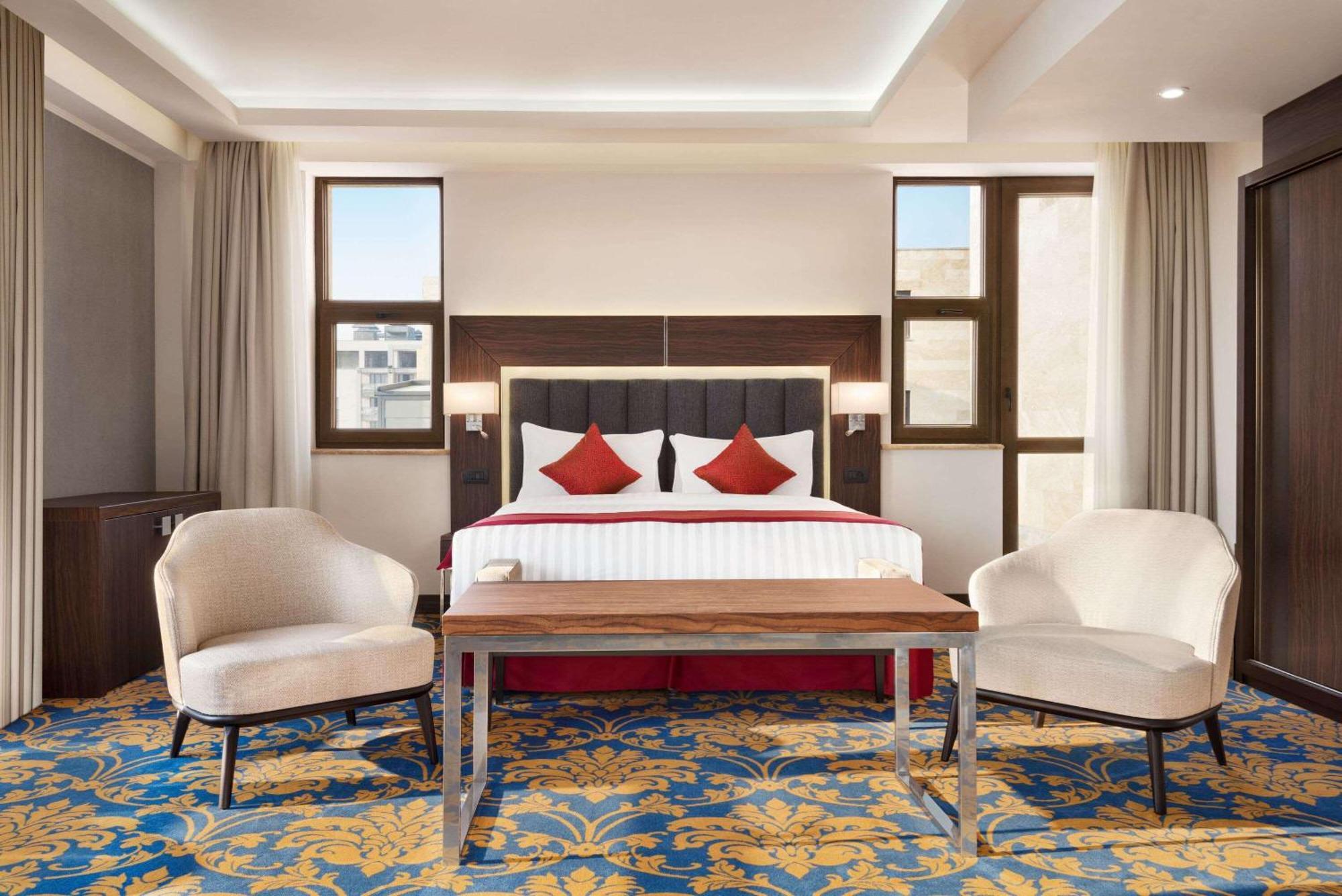 Ramada Hotel & Suites By Wyndham Erevan Esterno foto