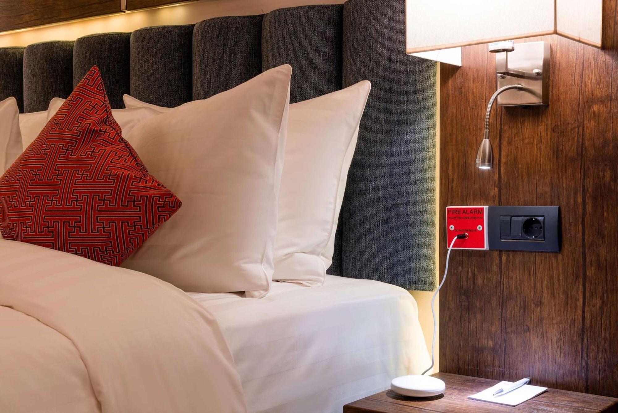 Ramada Hotel & Suites By Wyndham Erevan Esterno foto