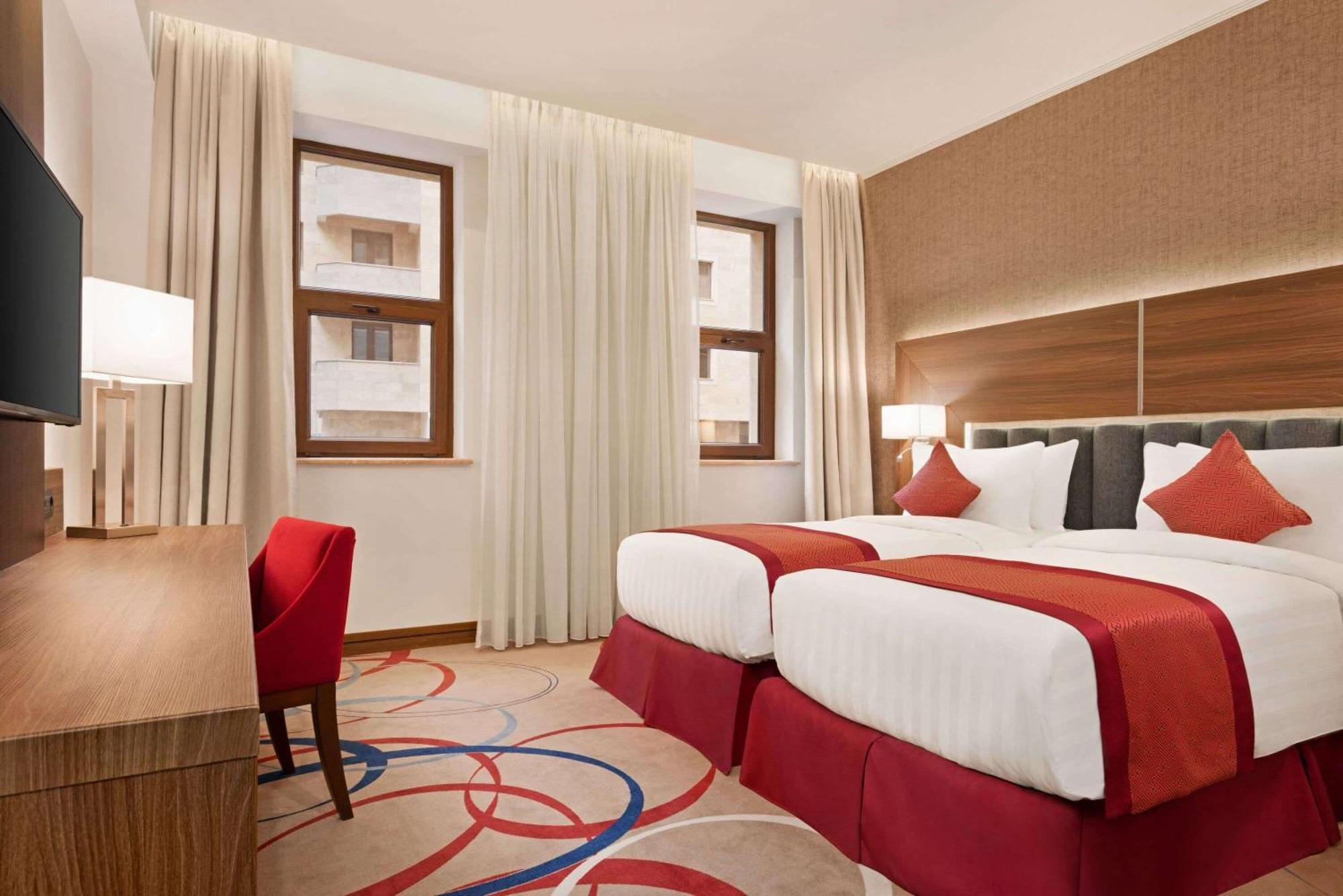Ramada Hotel & Suites By Wyndham Erevan Esterno foto