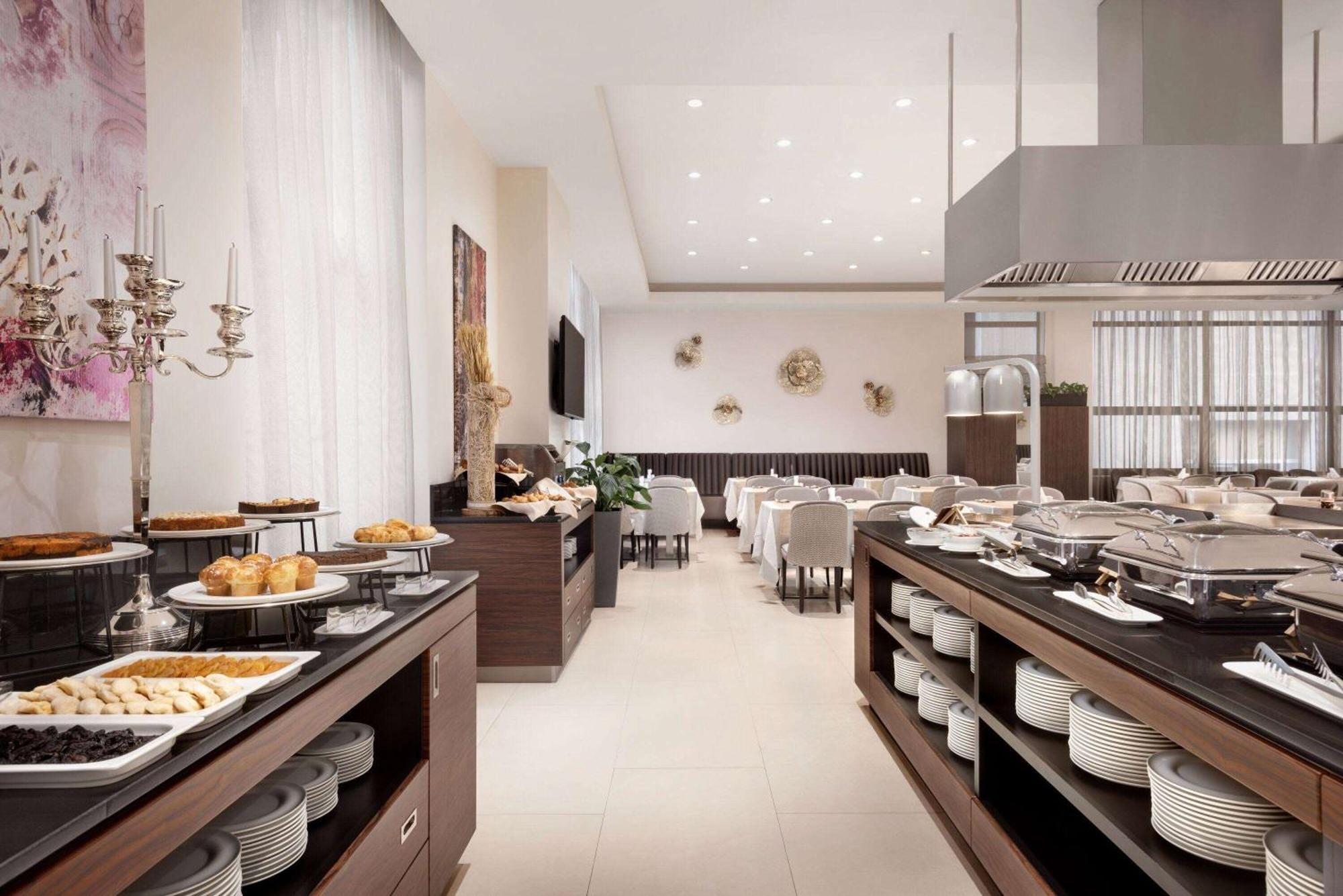 Ramada Hotel & Suites By Wyndham Erevan Esterno foto