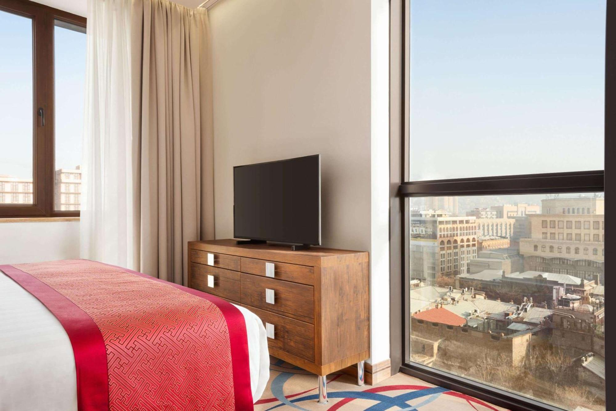 Ramada Hotel & Suites By Wyndham Erevan Esterno foto