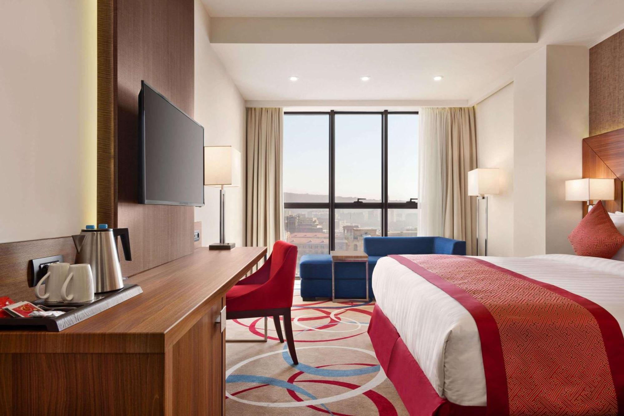 Ramada Hotel & Suites By Wyndham Erevan Esterno foto