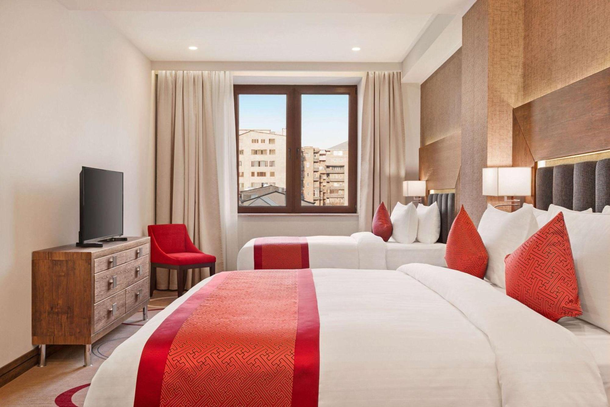 Ramada Hotel & Suites By Wyndham Erevan Esterno foto