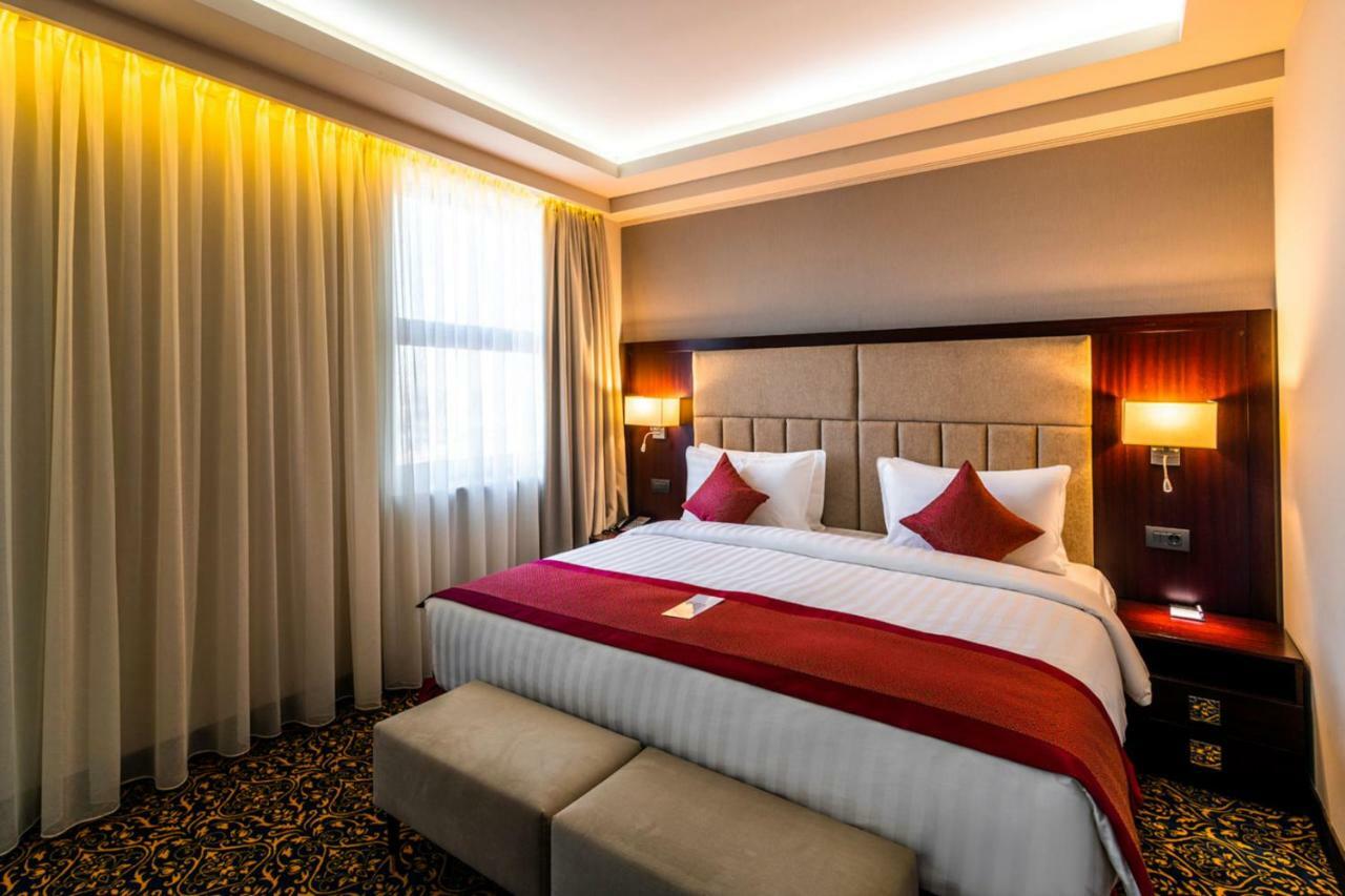 Ramada Hotel & Suites By Wyndham Erevan Esterno foto